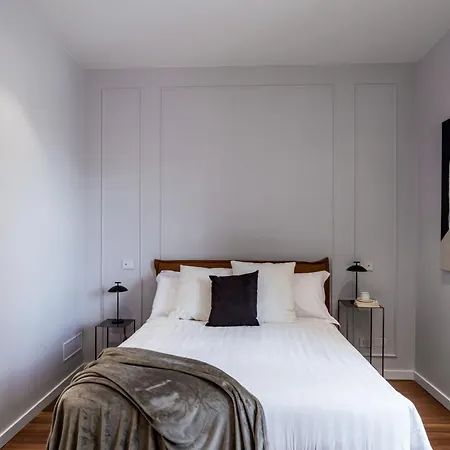 The Rent - Prestigious Multi-bedroom Overlooking St. Peter's Apartment *