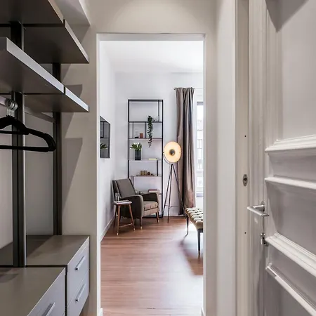 The Rent - Prestigious Multi-bedroom Overlooking St. Peter's Daire